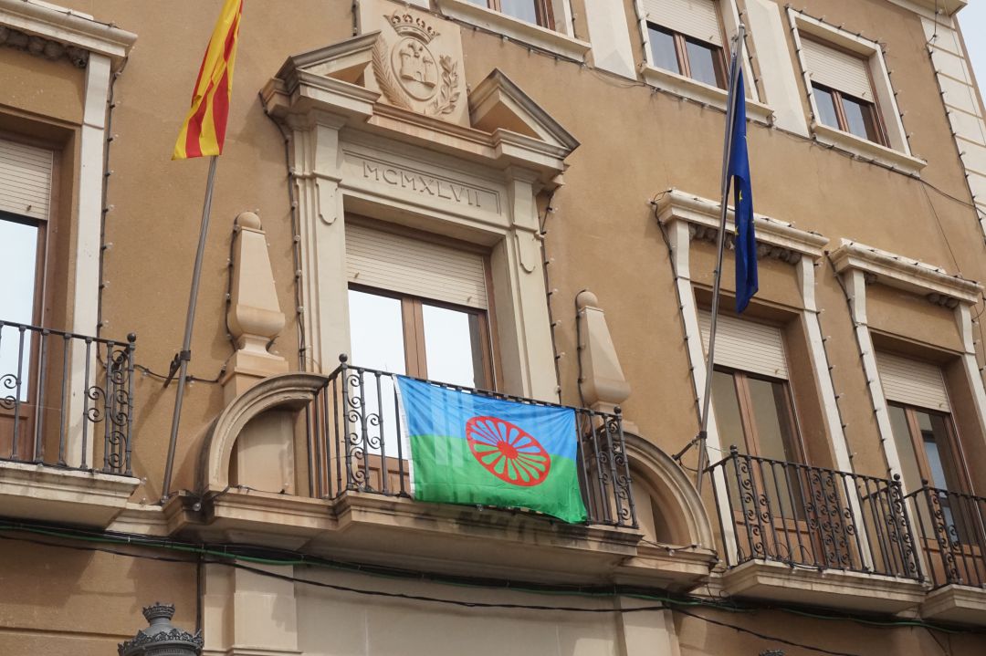 Bandera del Pueblo Gitano en el Ayuntamiento de Elda Bandera del Pueblo Gitano en el Ayuntamiento de Elda