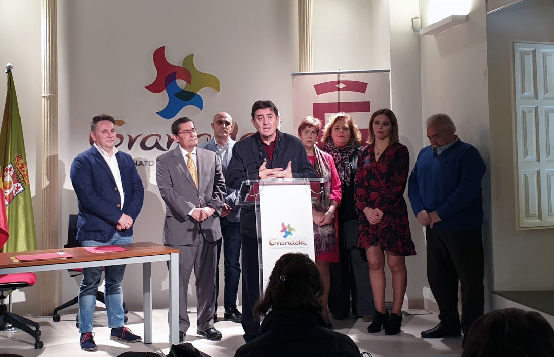 El presidente del Instituto Cervantes, Luis García Montero, con el presidente de la Diputación de Granada, José Entrena, y alcaldes de municipios lorquianos tras la firma del acuerdo para la difusión del proyecto 'Universo Lorca' El presidente del Instituto Cervantes, Luis García Montero, con el presidente de la Diputación de Granada, José Entrena, y alcaldes de municipios lorquianos tras la firma del acuerdo para la difusión del proyecto 'Universo Lorca'