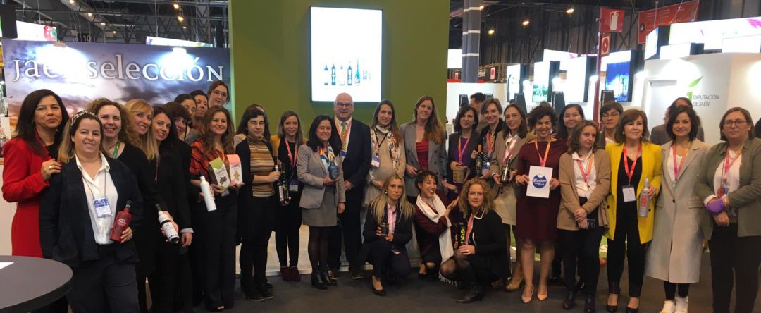 El diputado de Promoción y Turismo, Manuel Fernández (centro), acompañado de responsables de las empresas jienenses en el Salón Gourmets. El diputado de Promoción y Turismo, Manuel Fernández (centro), acompañado de responsables de las empresas jienenses en el Salón Gourmets.