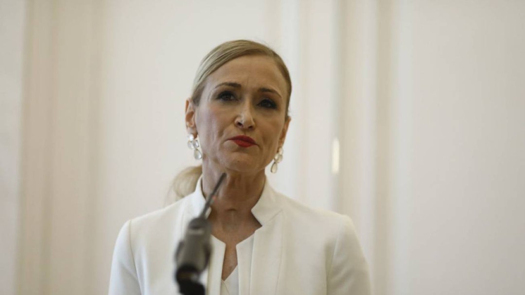 Cifuentes dirige su defensa hacia el fallecido Álvarez Conde