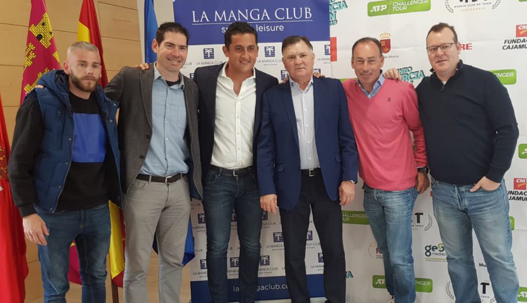 Nico Almagro acompañado por sus amigos el día que ha anunciado su retirada del tenis profesional Nico Almagro acompañado por sus amigos el día que ha anunciado su retirada del tenis profesional