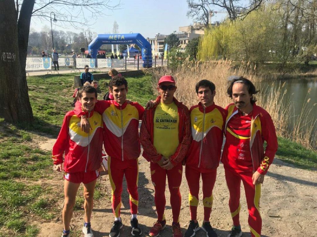 El ourensano Alejandro Montero, primero por la izquierda en la foto, con compañeros de la selección española de atletismo en Polonia. El ourensano Alejandro Montero, primero por la izquierda en la foto, con compañeros de la selección española de atletismo en Polonia.