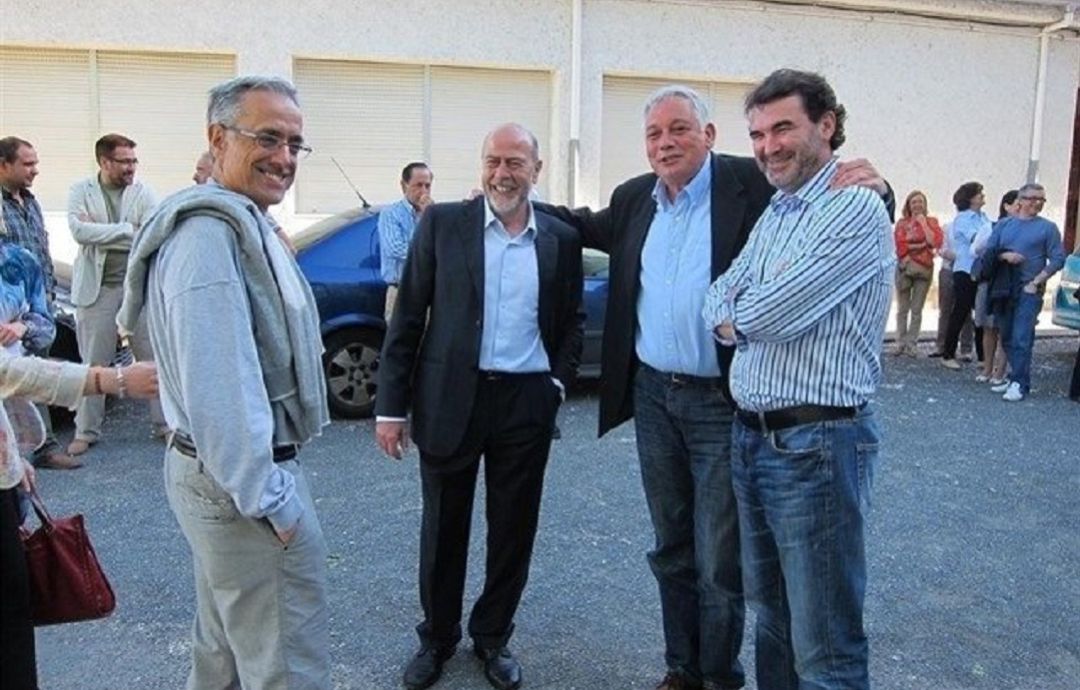 Anxo Quintana (dcha) con algunos compañeros durante un encuentro con vecinos Anxo Quintana (dcha) con algunos compañeros durante un encuentro con vecinos