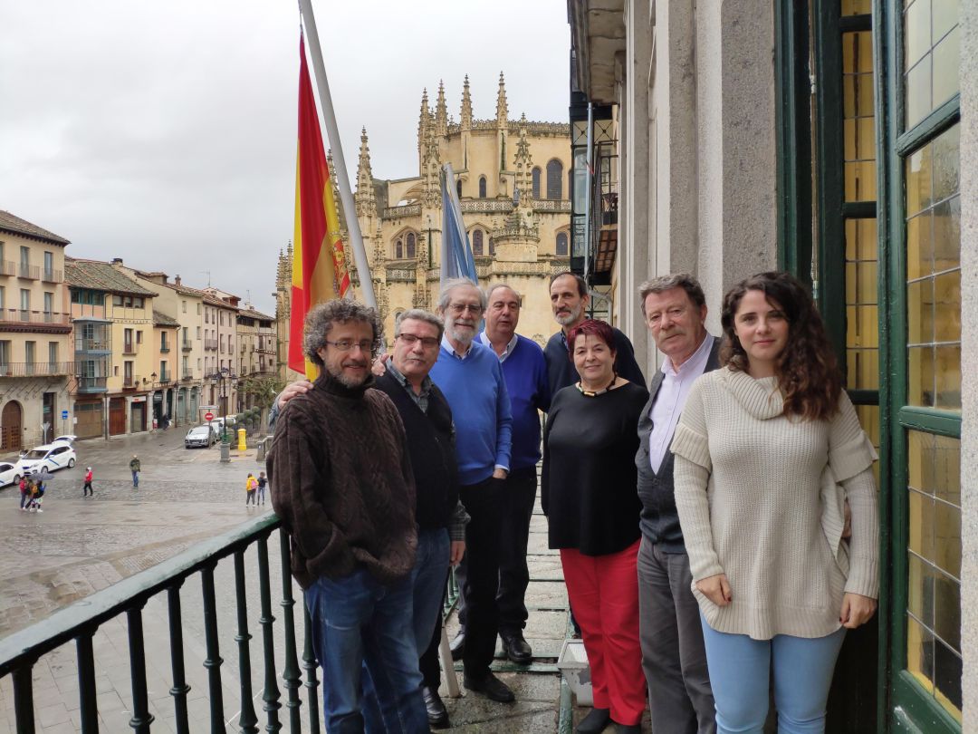 Integrantes del Mester, Free Folk, La Órdiga y el grupo de Danzas La Esteva posan con la alcaldesa en el balcón del Ayuntamiento Integrantes del Mester, Free Folk, La Órdiga y el grupo de Danzas La Esteva posan con la alcaldesa en el balcón del Ayuntamiento