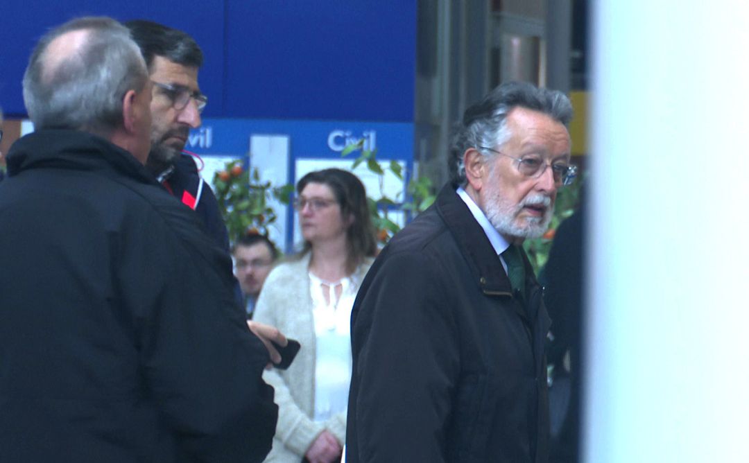El ex primer teniente de alcalde de Valencia, Alfonso Grau a su llegada a lo juzgados en Valencia.
El ex primer teniente de alcalde de Valencia, Alfonso Grau a su llegada a lo juzgados en Valencia.