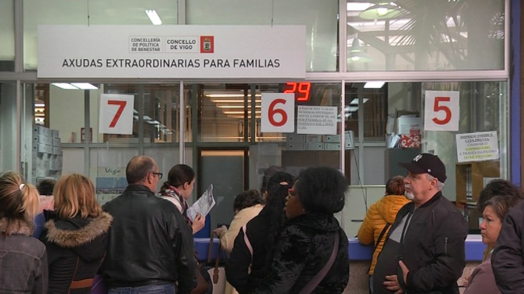 Peticionarios del cheque social comenzaban esta mañana a tramitar sus solicitudes Peticionarios del cheque social comenzaban esta mañana a tramitar sus solicitudes