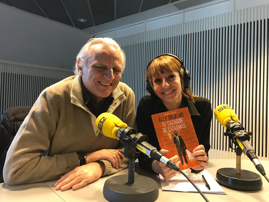 El periodista y escritor, Álex Grijelmo, junto a Macarena Berlín. El periodista y escritor, Álex Grijelmo, junto a Macarena Berlín.