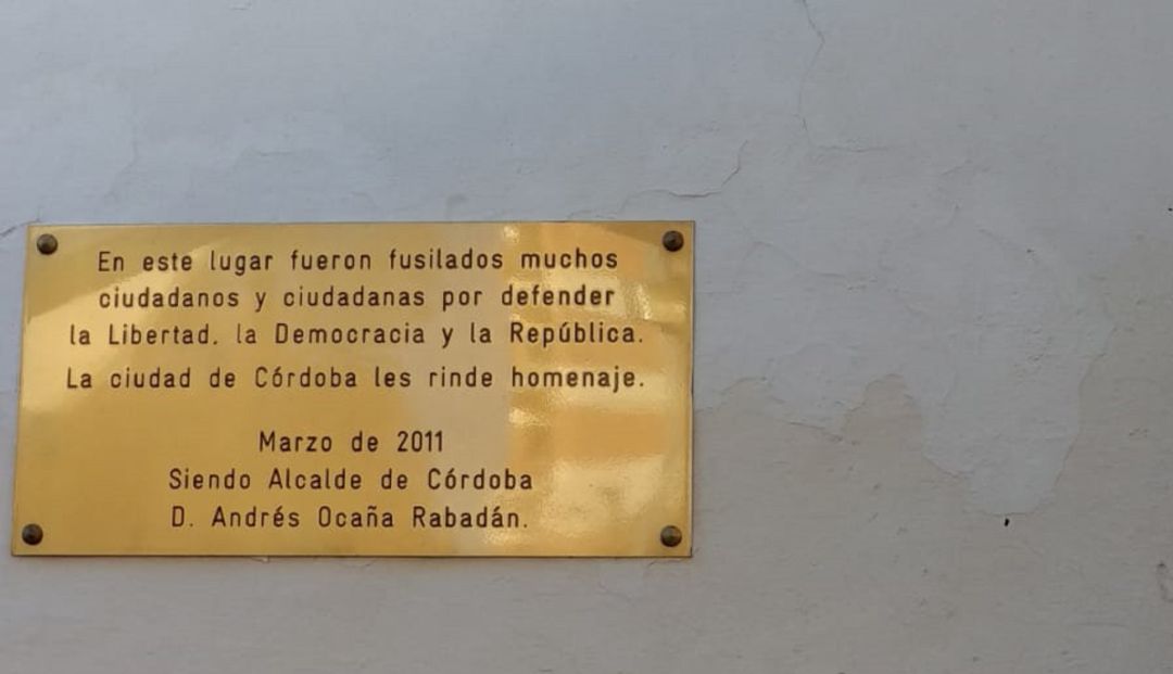 Placa en el Cementerio de la Salud identificando el camposanto como Lugar de Memoria Placa en el Cementerio de la Salud identificando el camposanto como Lugar de Memoria