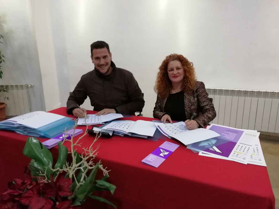 La alcaldesa de Salobreña, Maria Eugenia Rufino, firma convenio para participar en el encuentro internacional de violencia de género La alcaldesa de Salobreña, Maria Eugenia Rufino, firma convenio para participar en el encuentro internacional de violencia de género
