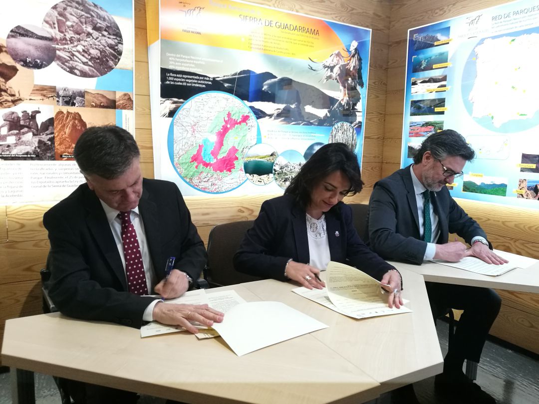 Francisco Vázquez, Alicia Palomo y José Luis Vázquez firman el acta fundacional de la asociación Reserva de la Biosfera del Espinar y La Granja Francisco Vázquez, Alicia Palomo y José Luis Vázquez firman el acta fundacional de la asociación Reserva de la Biosfera del Espinar y La Granja