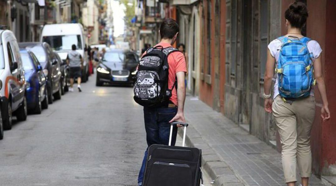 Dos turistas de camino a su alojamiento Dos turistas de camino a su alojamiento