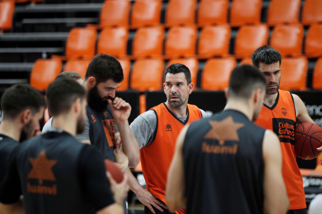 GRAFCVA3630. VALENCIA, Los jugadores del Valencia Basket, Rafa Martínez (c), Fernando San Emeterio (d), y Bojan Dubljevic, junto a sus compañeros durante el entrenamiento de este lunes por la mañana en el pabellón de la Fuente de San Luis donde preparan el primer encuentro de la final de la Eurocopa, que disputarán este martes ante el Alba Berlín. EFE, Ana Escobar GRAFCVA3630. VALENCIA, Los jugadores del Valencia Basket, Rafa Martínez (c), Fernando San Emeterio (d), y Bojan Dubljevic, junto a sus compañeros durante el entrenamiento de este lunes por la mañana en el pabellón de la Fuente de San Luis donde preparan el primer encuentro de la final de la Eurocopa, que disputarán este martes ante el Alba Berlín. EFE, Ana Escobar