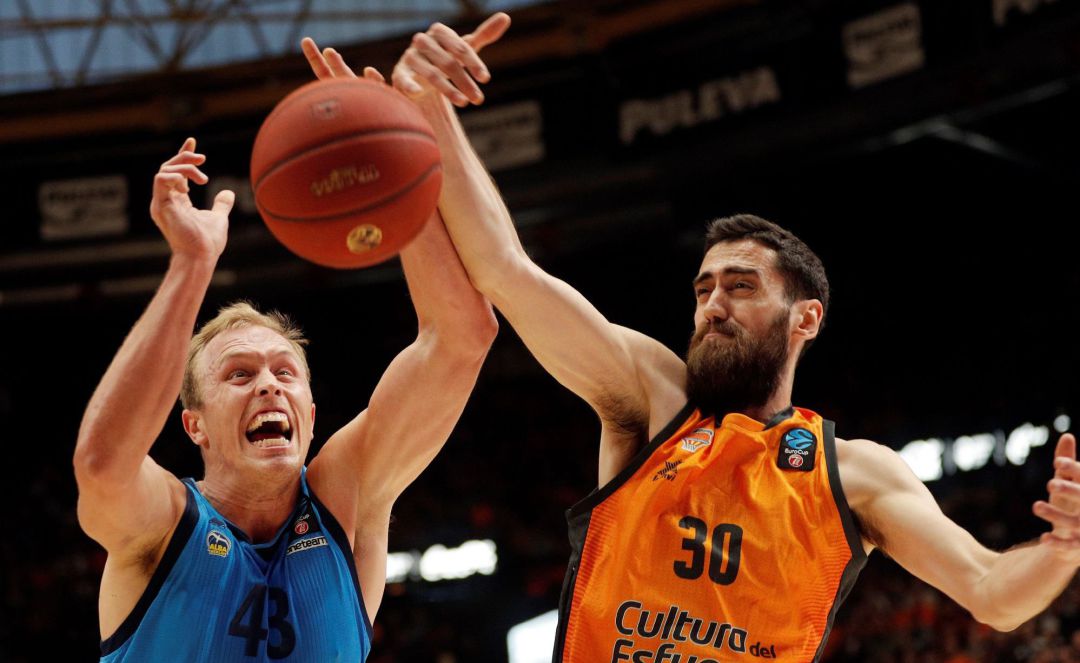 El escolta del Valencia Basket, Joan Sastre, trata de bloquear al ala-pívot del Alba Berlin, Luke Sikma, durante el primer partido de la final de la Eurocop El escolta del Valencia Basket, Joan Sastre, trata de bloquear al ala-pívot del Alba Berlin, Luke Sikma, durante el primer partido de la final de la Eurocop