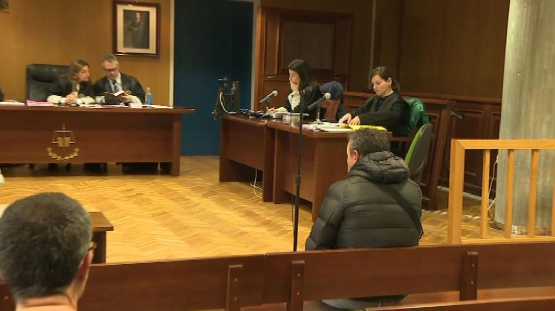 El acusado lo estaba por supuestamente abusar de la hija menor de su pareja El acusado lo estaba por supuestamente abusar de la hija menor de su pareja