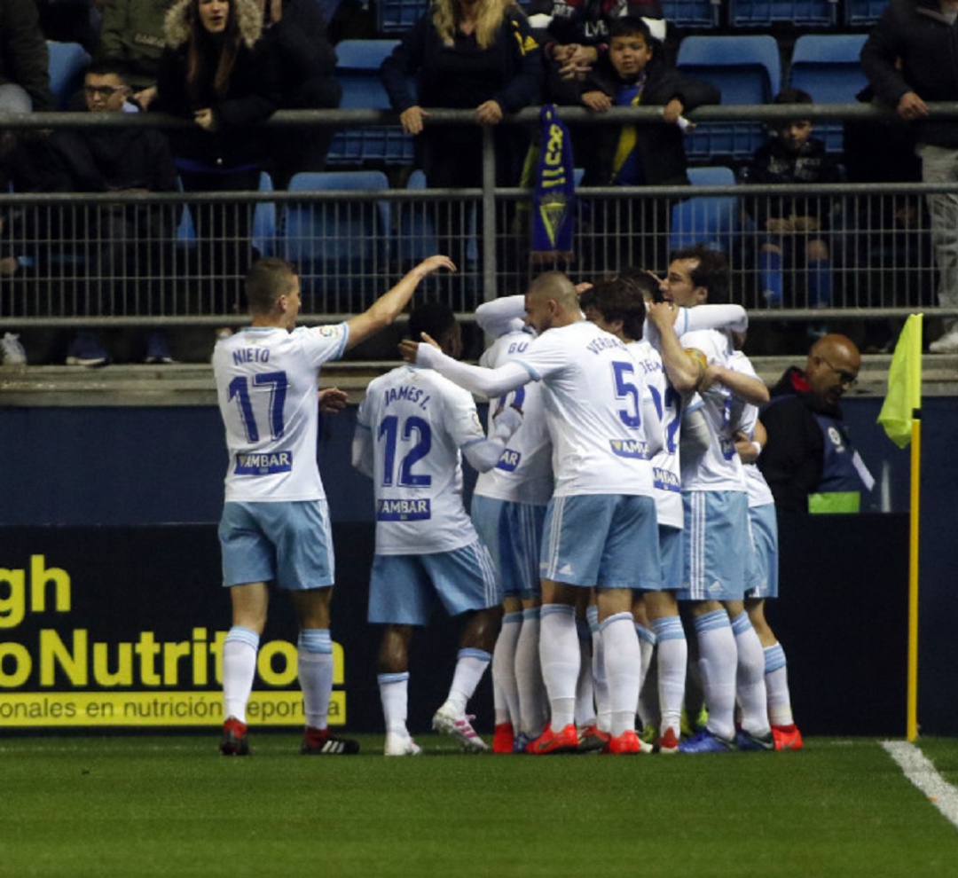 Los jugadores del Real Zaragoza celebran el primer gol de Pep Biel en el Carranza Los jugadores del Real Zaragoza celebran el primer gol de Pep Biel en el Carranza