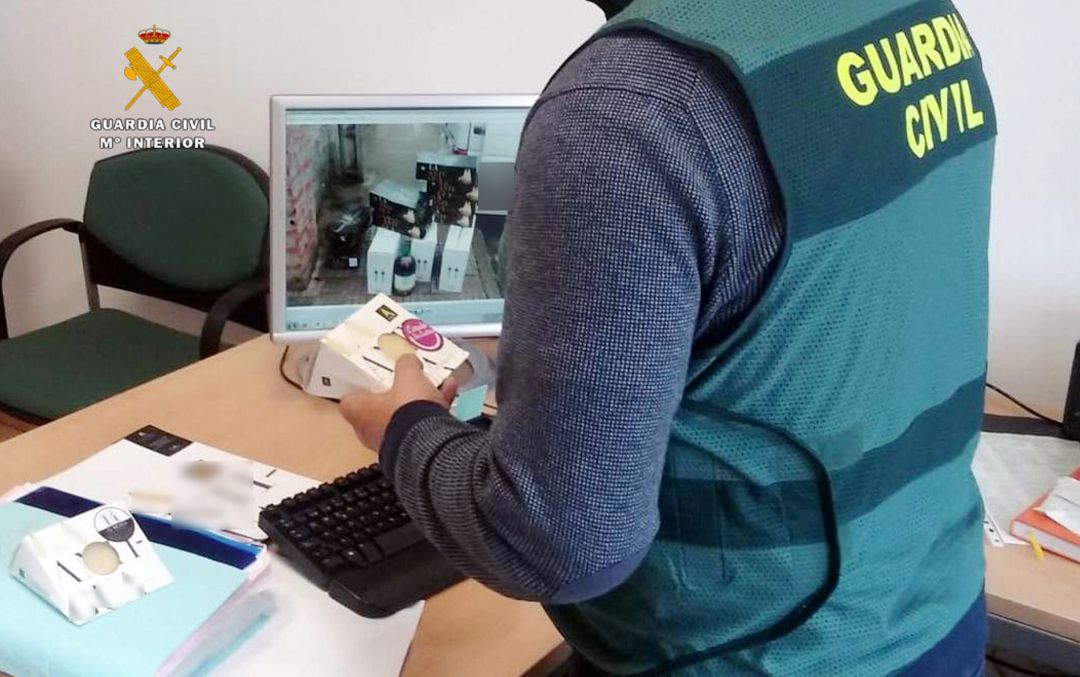 Los agentes recuperaron más de 70 quesos y 50 litros de aceite. Los agentes recuperaron más de 70 quesos y 50 litros de aceite.