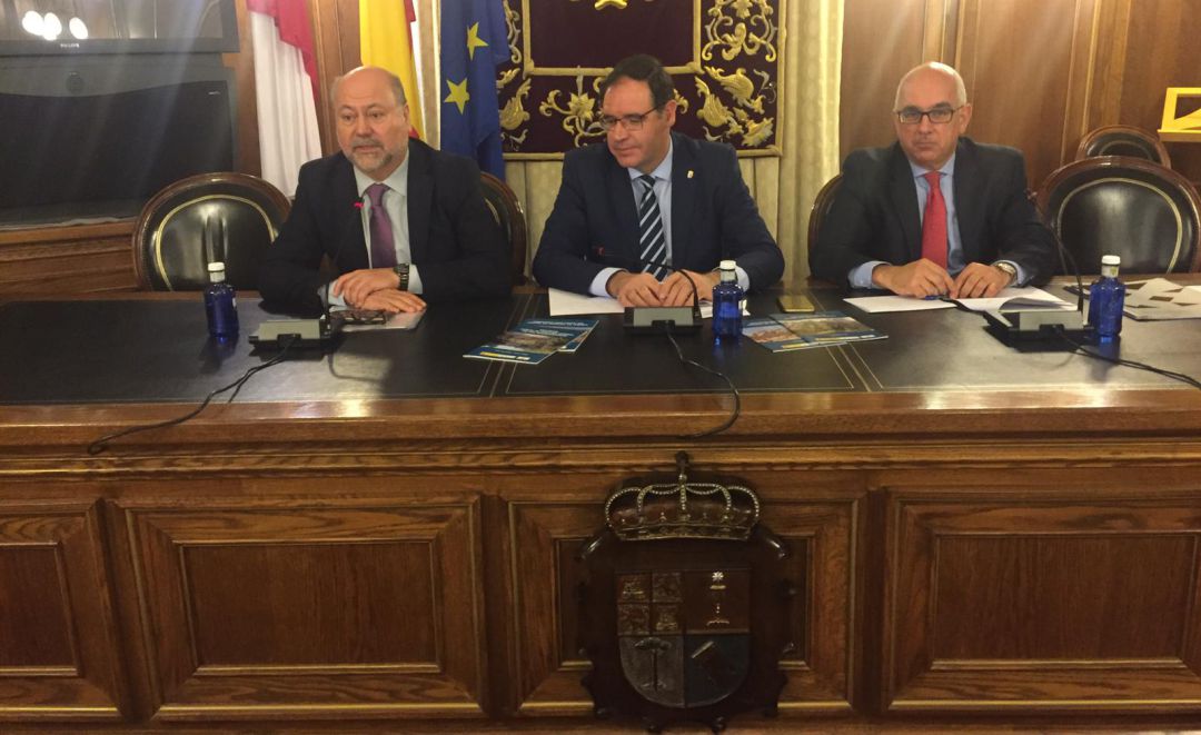 Los responsables del IGME junto al presidente de Diputación (c) en rueda de prensa Los responsables del IGME junto al presidente de Diputación (c) en rueda de prensa