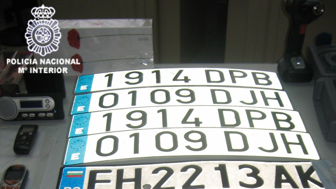 Detienen a una persona tras falsificar la placa de matrícula para repostar sin pagar