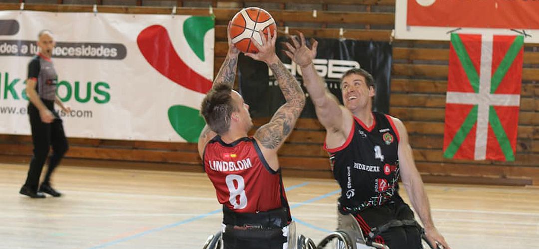 El sueco del Getafe BSR Joakin Lindblom lanza a canasta ante la oposición del norteamericano de Bidaideak Bilbao BSR Joshua Peter Turek, en el encuentro disputado en el Polideportivo Txurdinaga. El sueco del Getafe BSR Joakin Lindblom lanza a canasta ante la oposición del norteamericano de Bidaideak Bilbao BSR Joshua Peter Turek, en el encuentro disputado en el Polideportivo Txurdinaga.