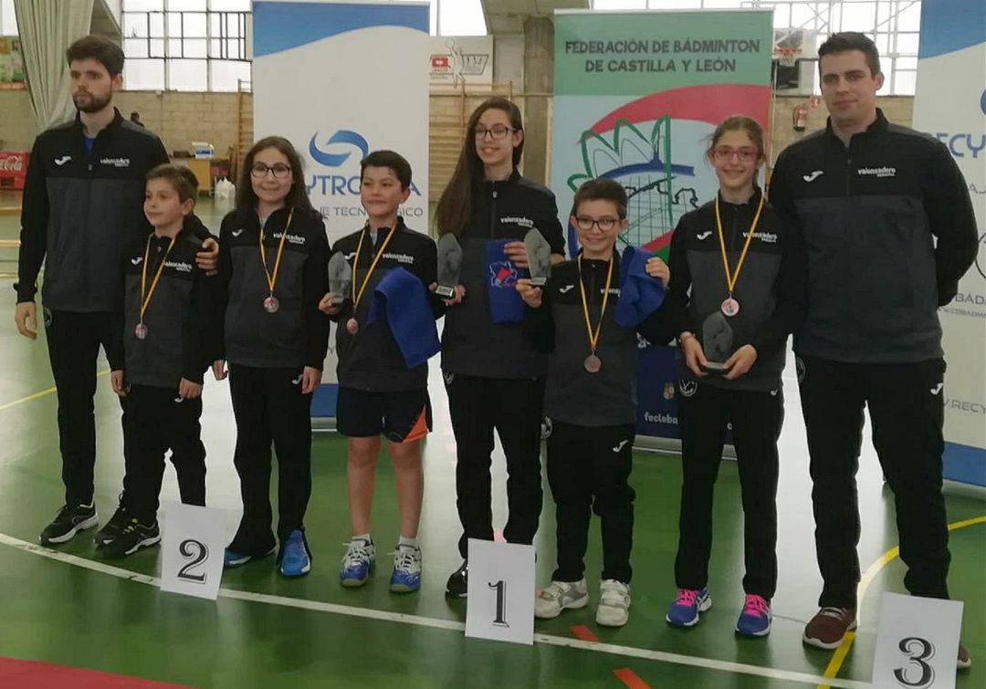 Los volantistas del Club Valonsadero Bádminton premiados, junto a los técnicos desplazados. Los volantistas del Club Valonsadero Bádminton premiados, junto a los técnicos desplazados.