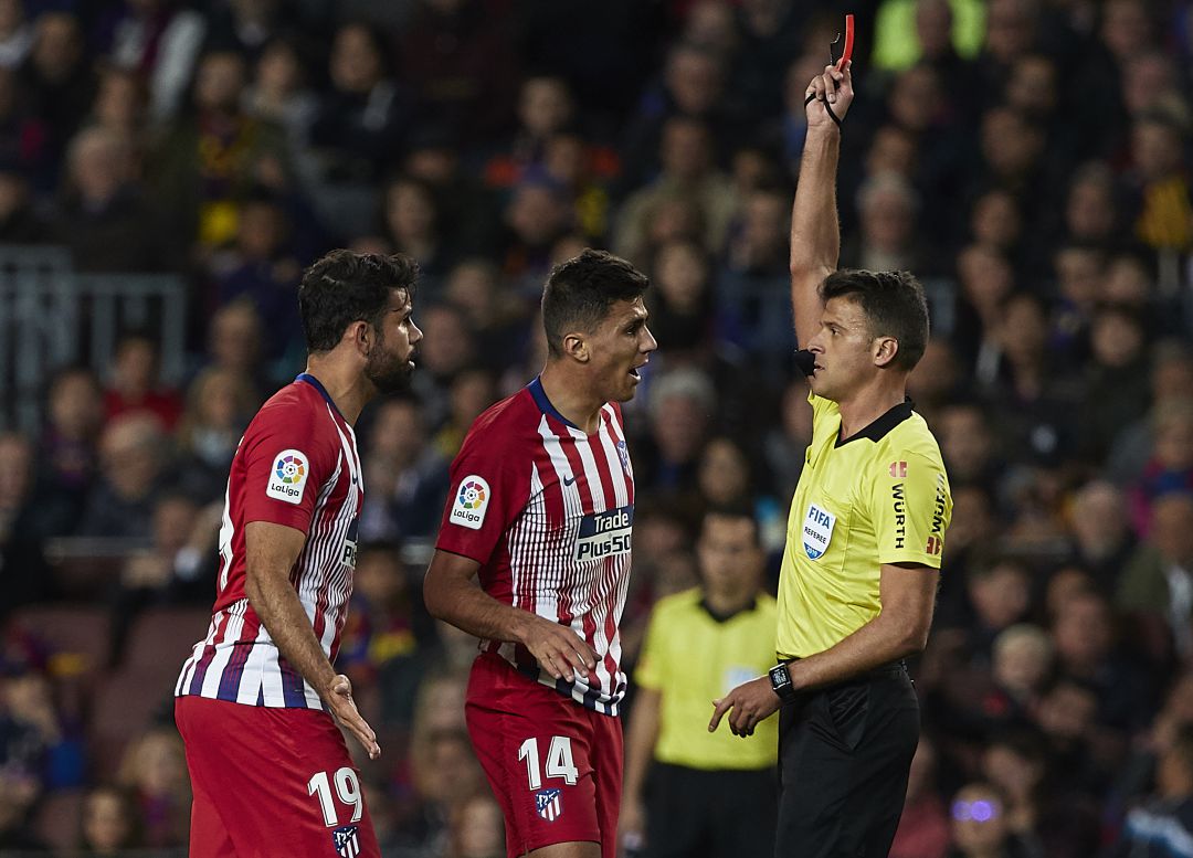 Momento de la expulsión durante el FC Barcelona-Atlético de Madrid. Momento de la expulsión durante el FC Barcelona-Atlético de Madrid.