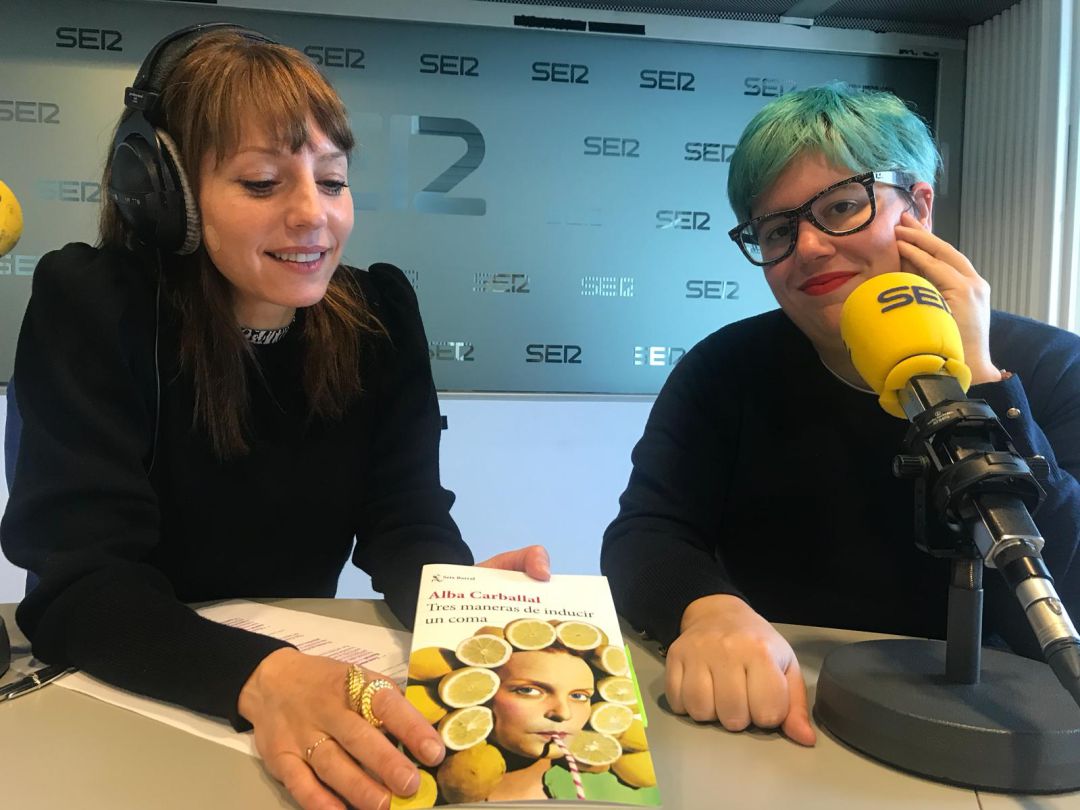 Macarena Berlín junto a la escritora Alba Carballal. Macarena Berlín junto a la escritora Alba Carballal.