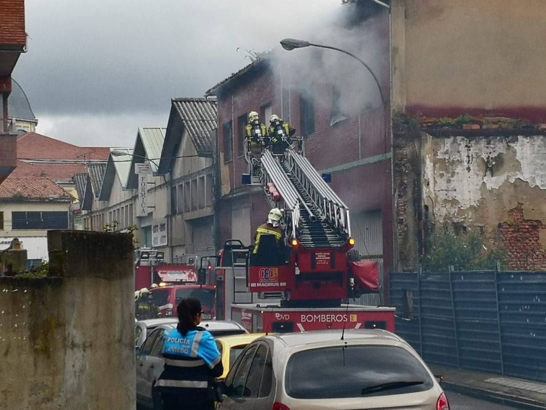 Los bomberos apagan el incendio originado en una nave abandonada en la calle Almacenes Industriales, en el barrio Ciudad Naranco de Oviedo. Es el segundo incendio en los últimos cuatro años en el mismo edificio, donde según los vecinos se meten personas sin techo a dormir. Los bomberos apagan el incendio originado en una nave abandonada en la calle Almacenes Industriales, en el barrio Ciudad Naranco de Oviedo. Es el segundo incendio en los últimos cuatro años en el mismo edificio, donde según los vecinos se meten personas sin techo a dormir.