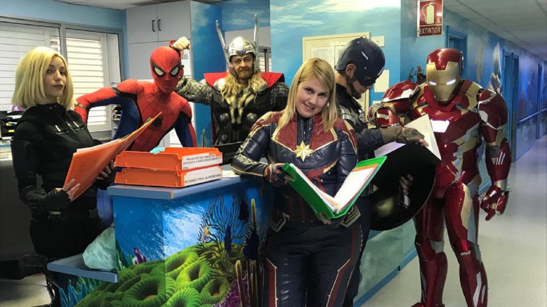 Los superhéroes de Marvel conquistan la planta de Pediatría del HUC