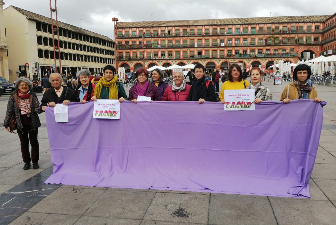 Colectivos de mujeres en la lectura del manifiesto. Colectivos de mujeres en la lectura del manifiesto.