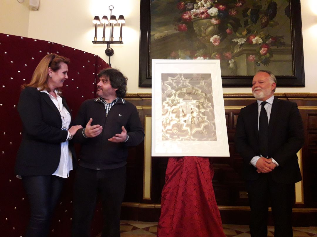 María Luisa Azcárate junto a Miguel Ángel Segura y su cartel María Luisa Azcárate junto a Miguel Ángel Segura y su cartel