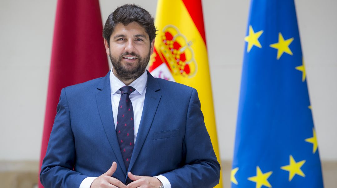 López Miras advierte de que el Estado "quiere sustituir todo por agua desalada y ya no habla de trasvases" López Miras advierte de que el Estado "quiere sustituir todo por agua desalada y ya no habla de trasvases"