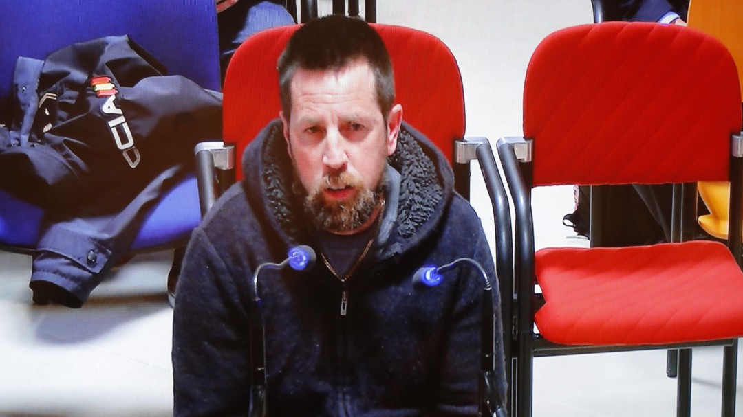 "El Chicle" dice que forcejeó con la chica de Boiro para robarle el móvil y que no intentó secuestrarla