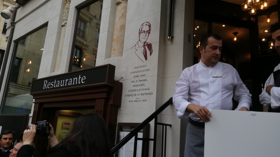 El recuerdo de Gonzalo Sendín se hace eterno en la fachada de su "Mesón"