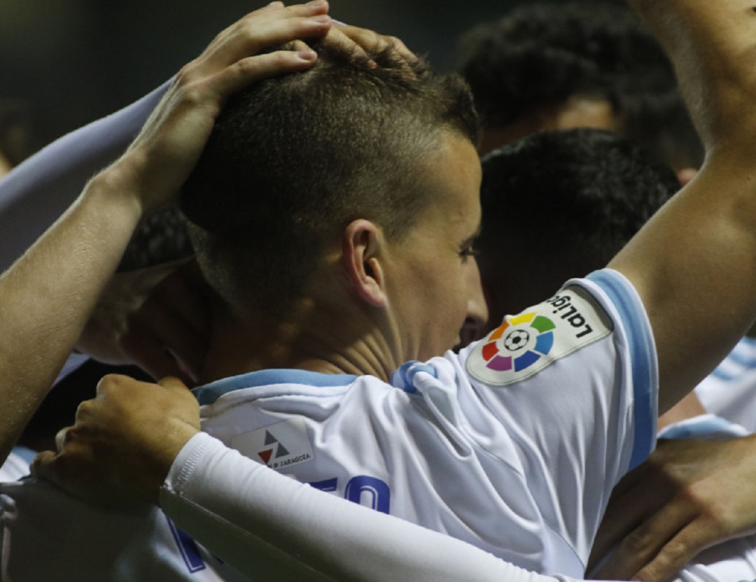 Carlos Nieto es felicitado por sus compañeros, tras conseguir su primer gol con el primer equipo Carlos Nieto es felicitado por sus compañeros, tras conseguir su primer gol con el primer equipo