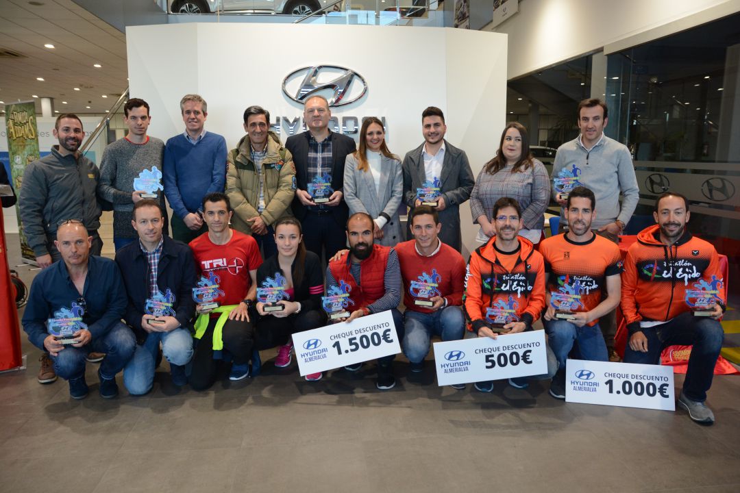 Los ganadores posan con sus trofeos. Los ganadores posan con sus trofeos.
