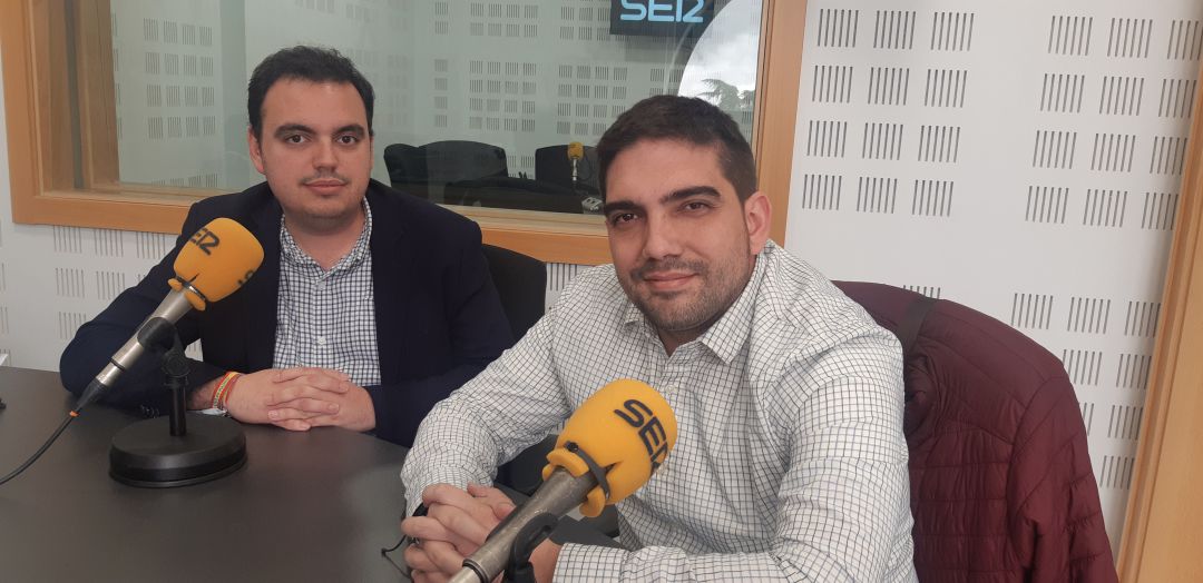 Héctor Añover, candidato del PP en Ciempozuelos, y Santiago Fernández, número 2 de la candidatura de Podemos en Valdemoro. Héctor Añover, candidato del PP en Ciempozuelos, y Santiago Fernández, número 2 de la candidatura de Podemos en Valdemoro.