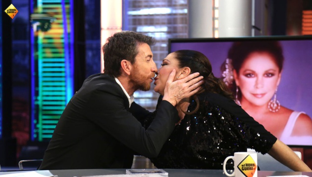 El beso de Pablo Motos e Isabel Pantoja en 'El Hormiguero' El beso de Pablo Motos e Isabel Pantoja en 'El Hormiguero'