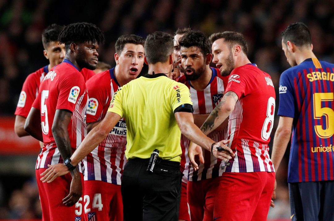 Diego Costa habla con Gil Manzano después de ver la tarjeta roja. Diego Costa habla con Gil Manzano después de ver la tarjeta roja.