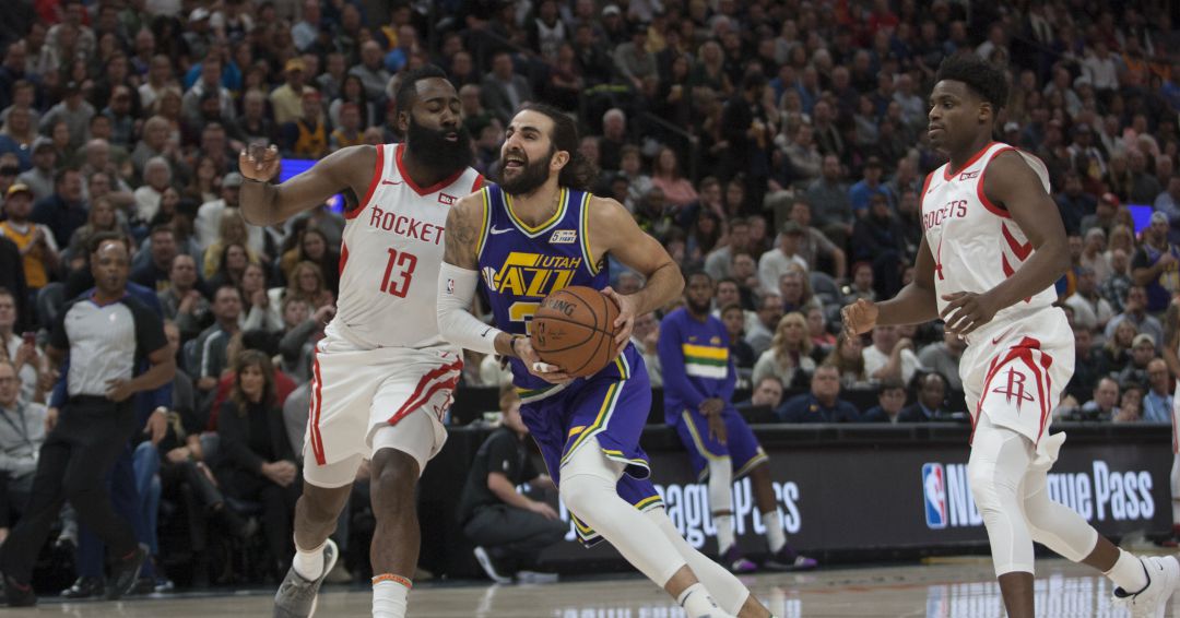 James Harden trata de quitarle la pelota a Ricky Rubio James Harden trata de quitarle la pelota a Ricky Rubio