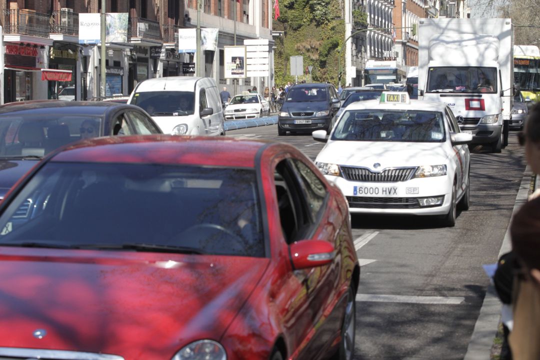 Los atascos de coches son muy frecuentes en ciudades como Madrid.
Los atascos de coches son muy frecuentes en ciudades como Madrid.