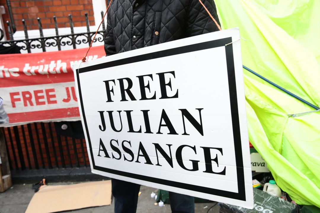 Uno de los carteles que durante estos años han rodeado la embajada de
ecuador en Londres pidiendo la liberacion de Julian Assange Uno de los carteles que durante estos años han rodeado la embajada de
ecuador en Londres pidiendo la liberacion de Julian Assange