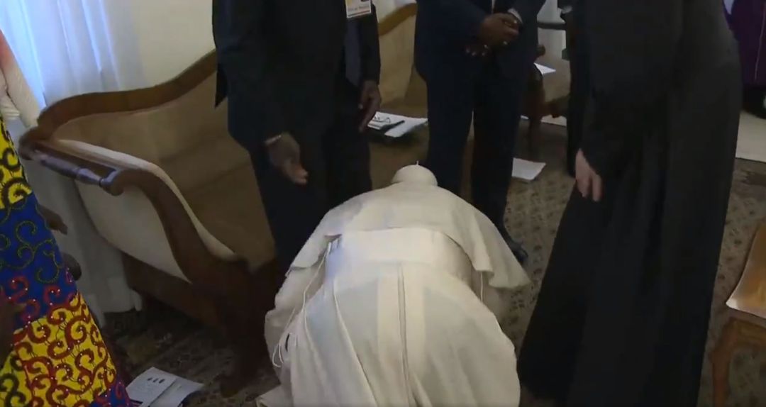 El papa Francisco besa los pies a los dirigentes de Sudán del Sur: "No me cansaré de repetir que la paz es posible"T El papa Francisco besa los pies a los dirigentes de Sudán del Sur: "No me cansaré de repetir que la paz es posible"T