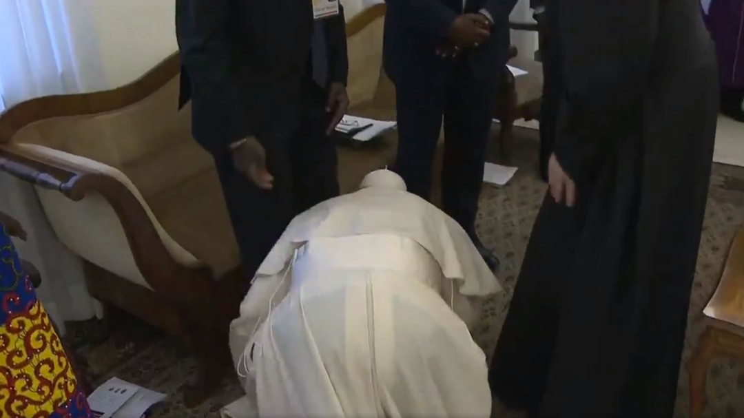 El papa Francisco besa los pies a los dirigentes de Sudán del Sur: "No me cansaré de repetir que la paz es posible"
