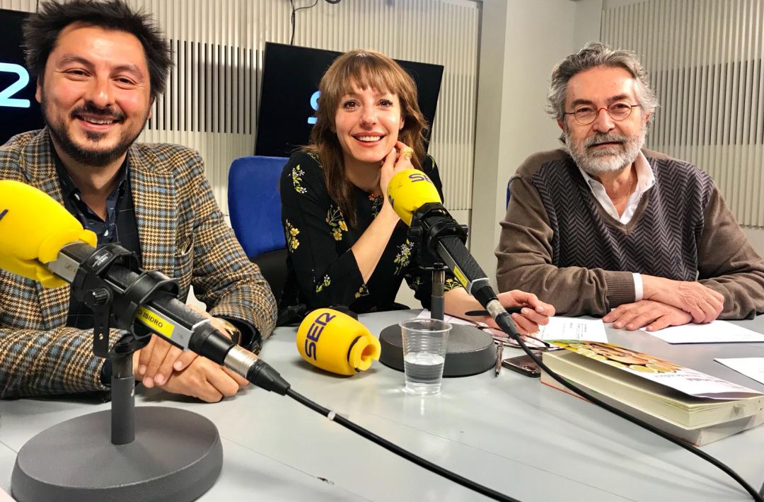 Antonio Lucas: "El que no quiere leer poesía es porque huye de ella" Antonio Lucas: "El que no quiere leer poesía es porque huye de ella"