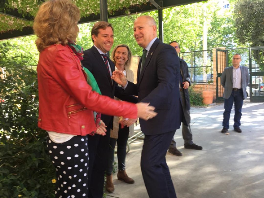 El consejero saluda a las autoridades en su visita a Córdoba. El consejero saluda a las autoridades en su visita a Córdoba.
