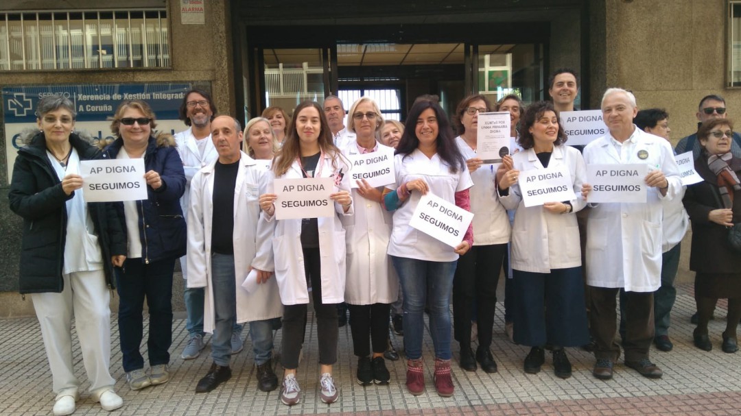 Médicos se concentran al desconfiar de las promesas del Sergas
