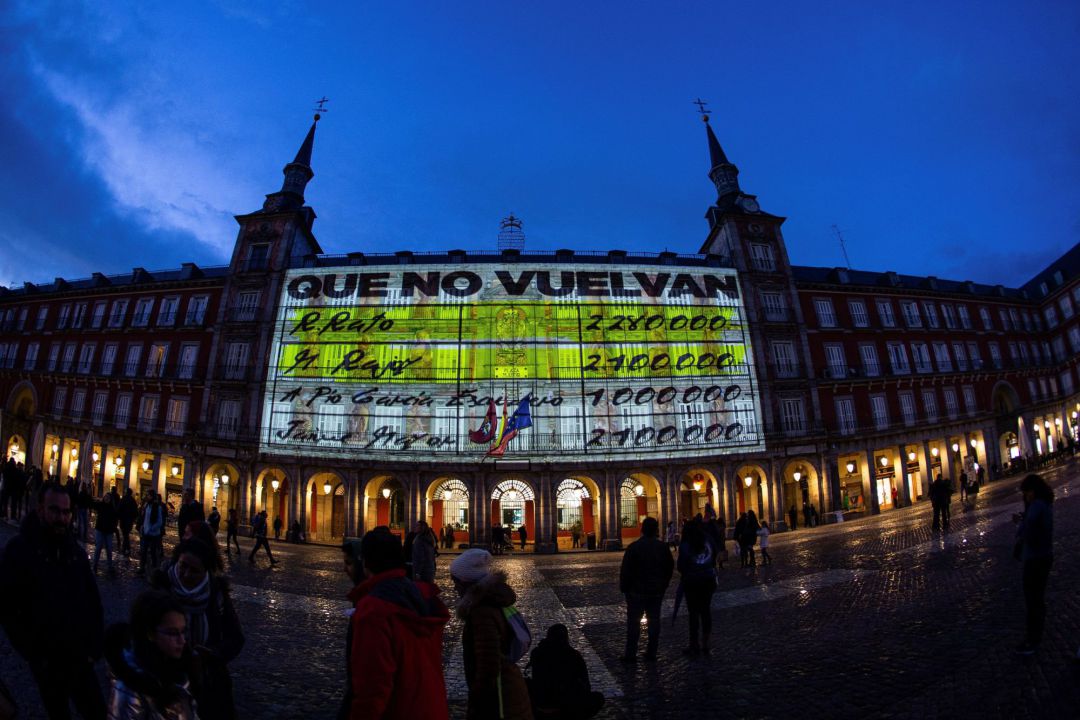 La Junta Electoral expedienta al Ayuntamiento y a Podemos por la proyección de la Plaza Mayor La Junta Electoral expedienta al Ayuntamiento y a Podemos por la proyección de la Plaza Mayor