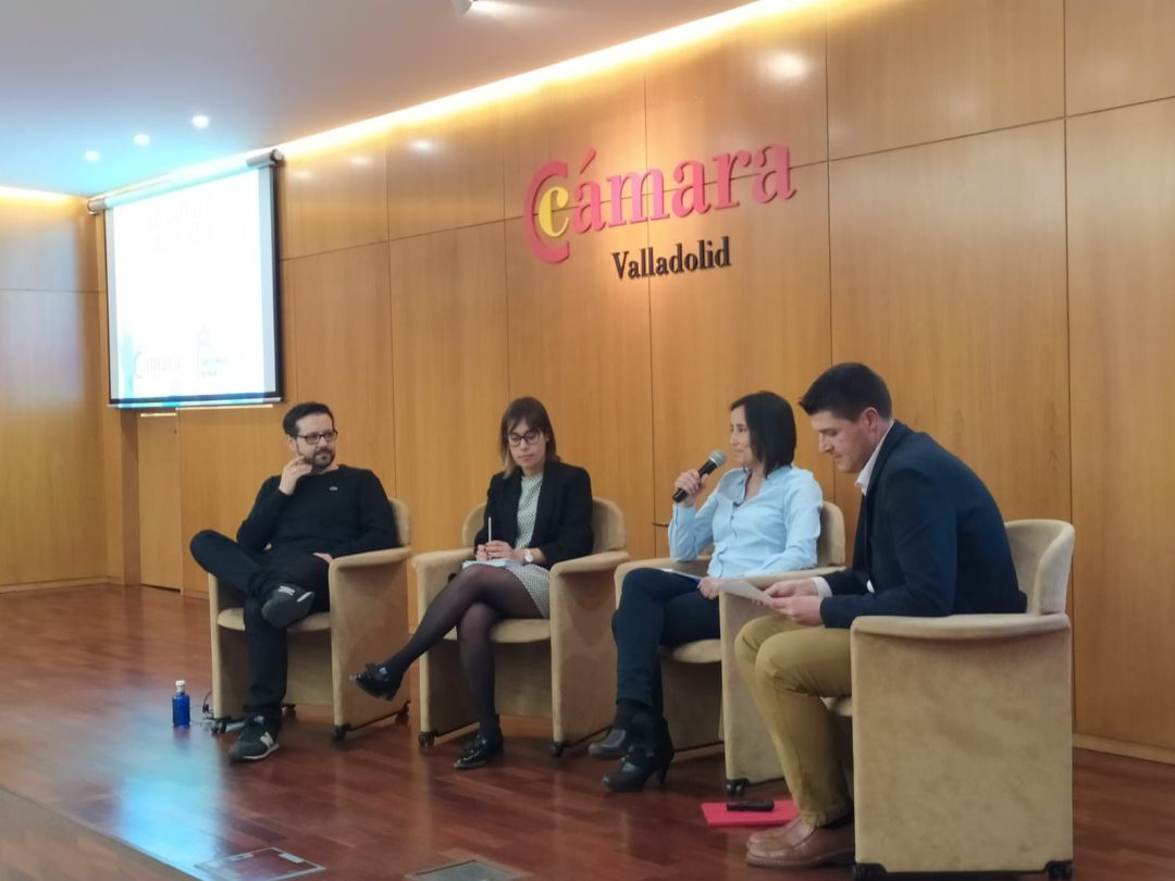 David Sánchez, de la Antena en Peñafiel, y la ponente Ruth Vázquez, durante un momento de la jornada David Sánchez, de la Antena en Peñafiel, y la ponente Ruth Vázquez, durante un momento de la jornada
