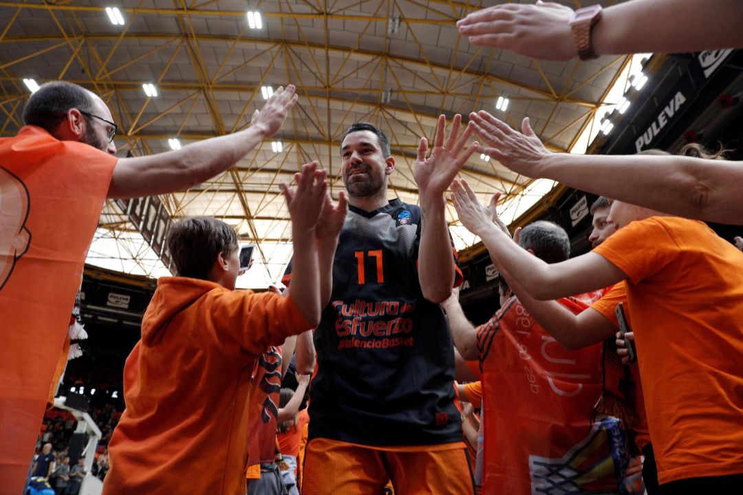 El capitán del Valencia Basket, Rafa Martínez, sale a la cancha al inicio del primer partido de la final de la Eurocopa ante el Alba Berlin que disputan esta tarde en el pabellón de la Fuente de San Luis. El capitán del Valencia Basket, Rafa Martínez, sale a la cancha al inicio del primer partido de la final de la Eurocopa ante el Alba Berlin que disputan esta tarde en el pabellón de la Fuente de San Luis.
