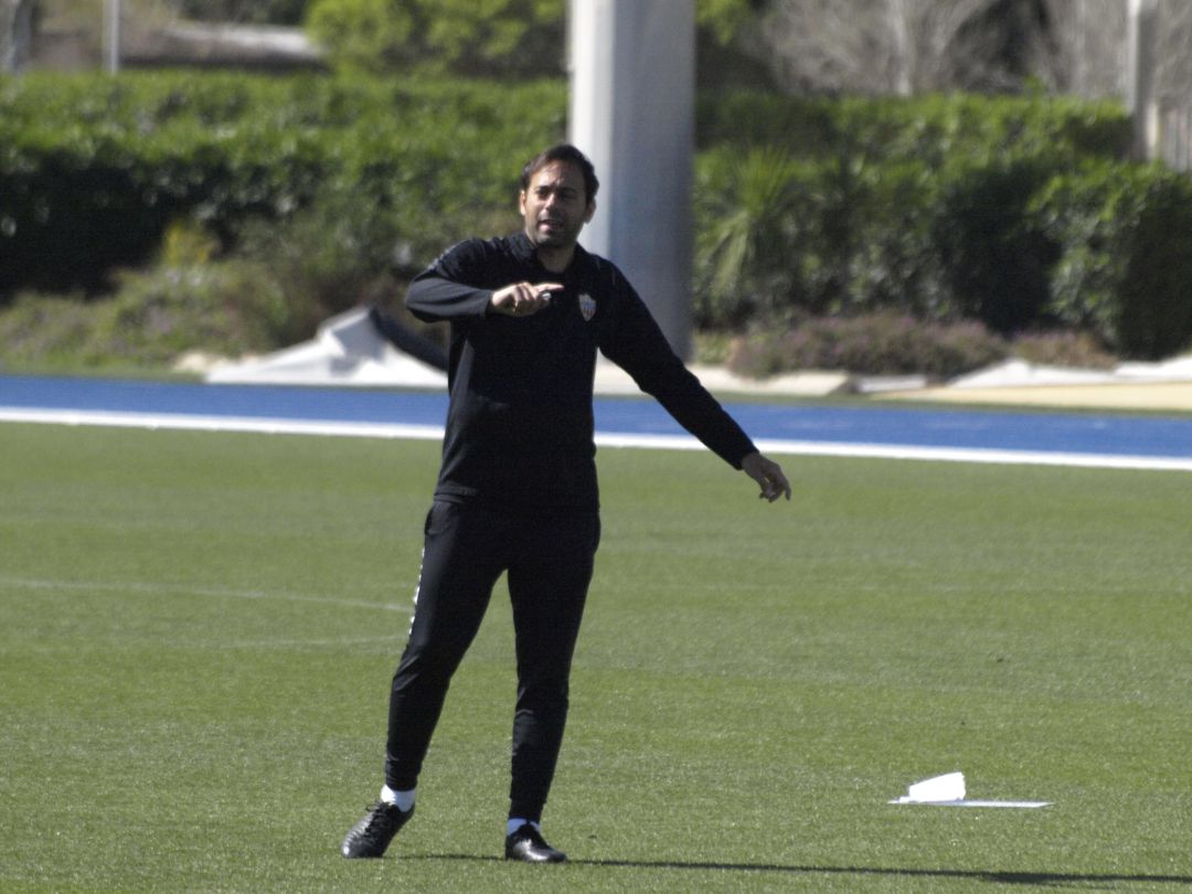 Fran Fernández dirigiendo el entrenamiento. Fran Fernández dirigiendo el entrenamiento.